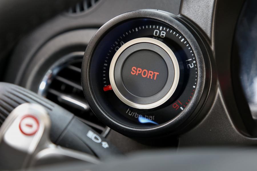 Детали интерьера Abarth 595 Competizione 2011 года  (фото 6 из 32)